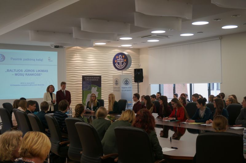 Prie Uosto direkcijos suplazdėjo Žemės vėliava, į dangų pakilo linkėjimai Žemei